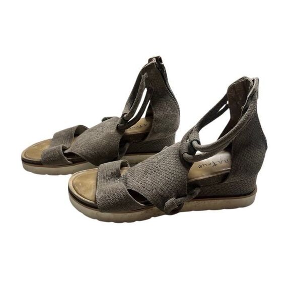 DIBA TRUE GREEN CLOVER Women's Taupe Snake Print Leather Platform Sandals Size 1 - Picture 1 of 5